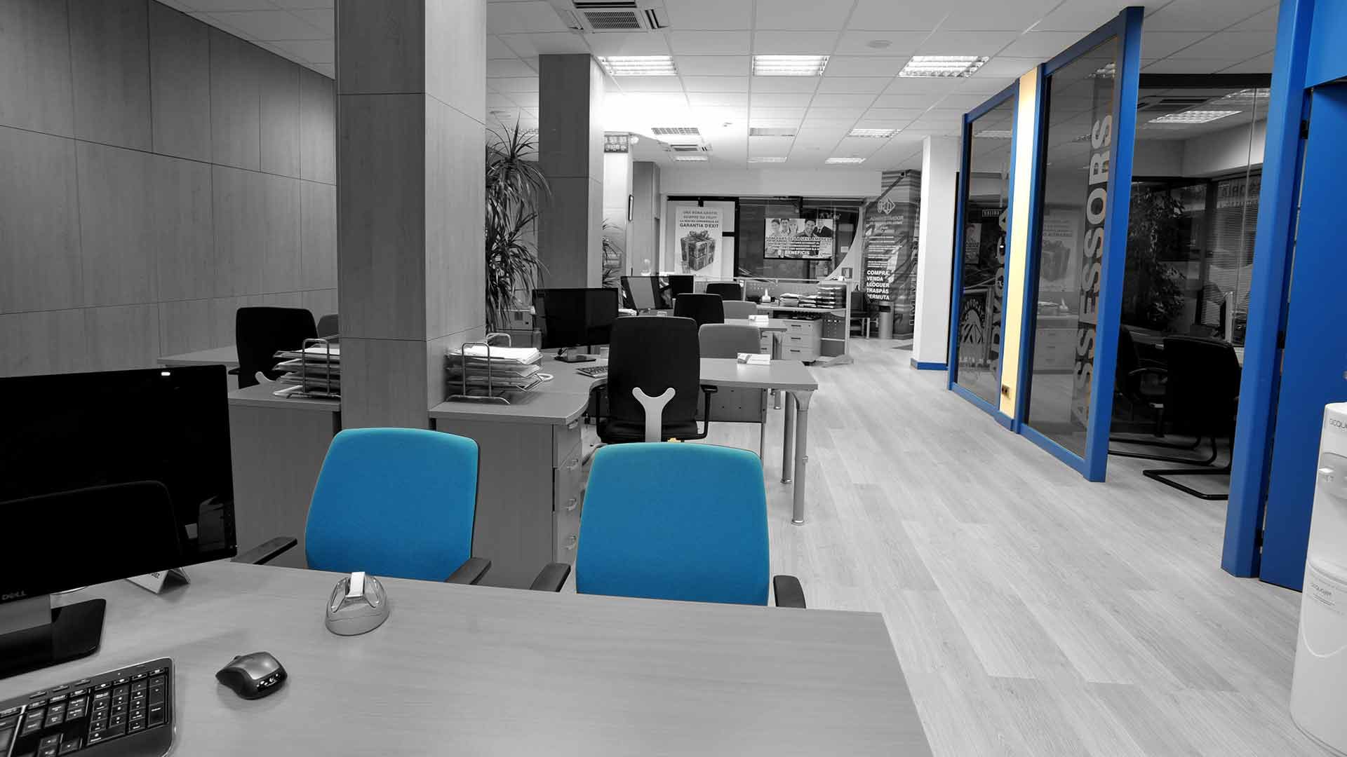 Imagen interior del despacho de Teófilo Jiménez en Sant Boi, mostrando las mesas de trabajo y la arquitectura moderna de la oficina.