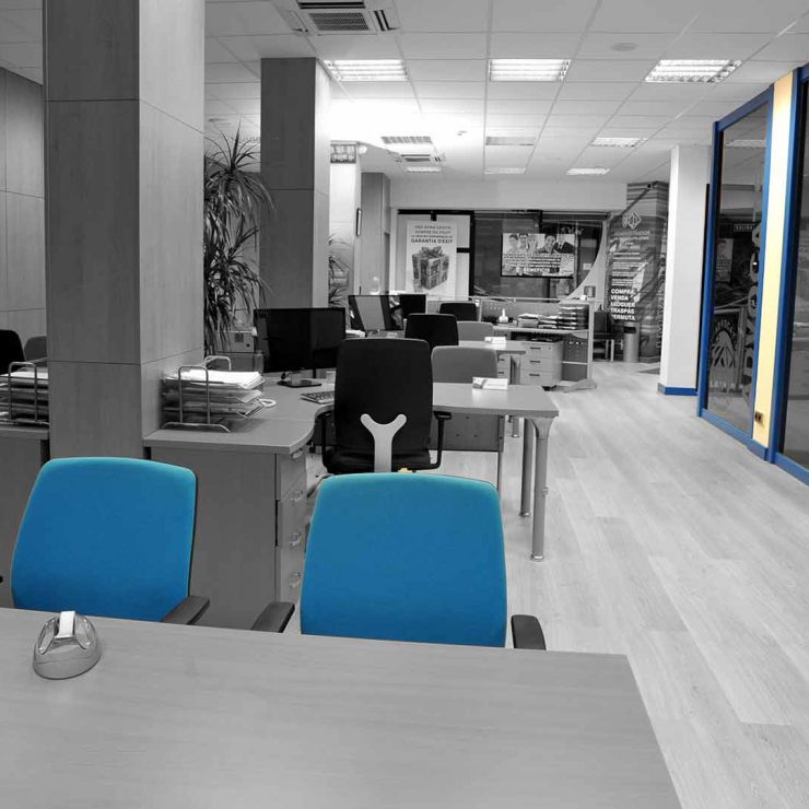 Imagen interior del despacho de Teófilo Jiménez en Sant Boi, mostrando las mesas de trabajo y la arquitectura moderna de la oficina.