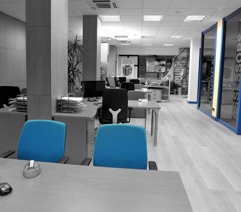 Imagen interior del despacho de Teófilo Jiménez en Sant Boi, mostrando las mesas de trabajo y la arquitectura moderna de la oficina.